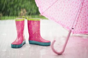 キャンプで雨の日でも楽しめる婚活のアイデアは？