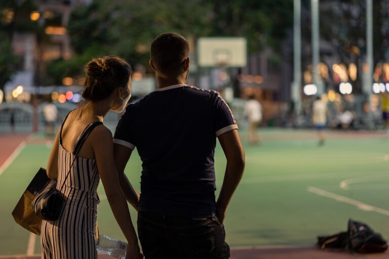 キャンプデートに最適な服装は女性にとってどう選ぶ？